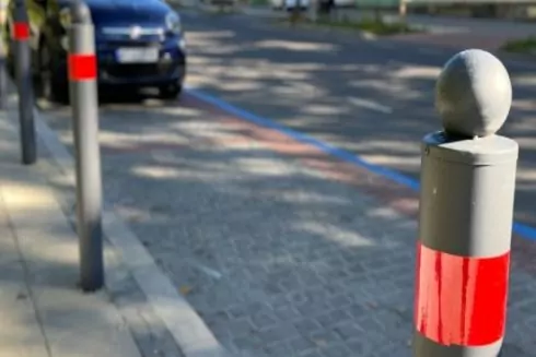 У Львові облаштовують понад 300 антипаркувальних стовпчиків
