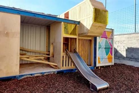 Во Львове построили детскую площадку из морского контейнера