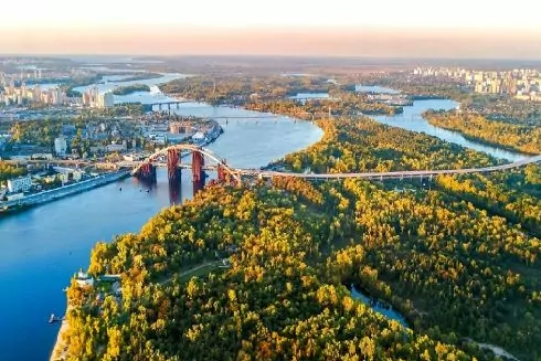 Київрада дозволила будівництво комплексу відпочинку з автостоянкою на Трухановому острові. Прокуратура звернулася до суду