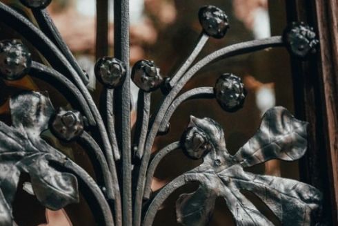 Во Львове отреставрировали исторические двери возле фабрики Левинского: фото