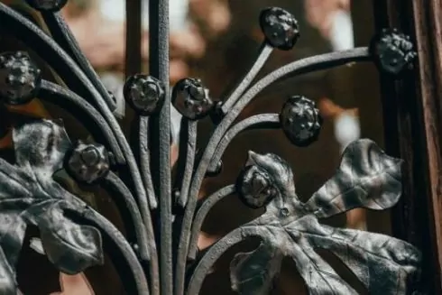 Во Львове отреставрировали исторические двери возле фабрики Левинского: фото