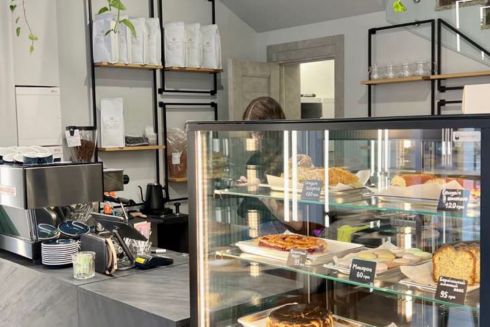 Біля Володимирського ринку відкрили кав'ярню The New із сендвічами та десертами