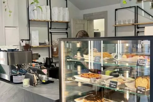 Біля Володимирського ринку відкрили кав'ярню The New із сендвічами та десертами