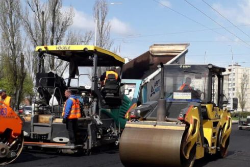 На вулиці Стеценка почали розширювати проїжджу частину та будувати велодоріжки