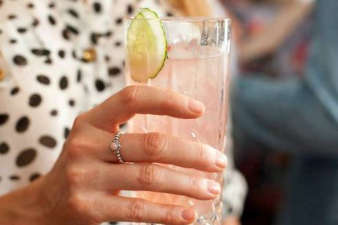 Бари пригощатимуть безкоштовним коктейлем в обмін на огірок