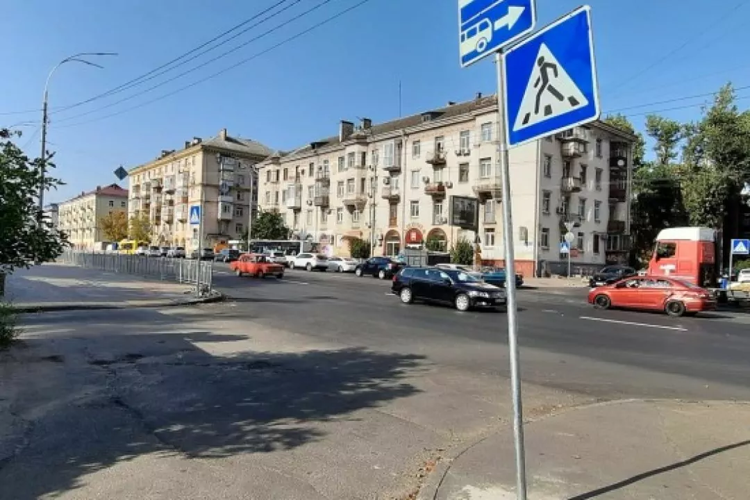 Біля проспекту Лобановського облаштували новий наземний перехід