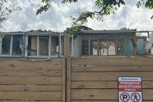 В Ирпене почти разобрали дом, где было граффити Бэнкси