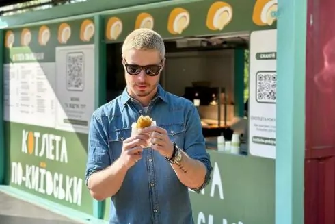 На ВДНГ відкрили стритфуд-точку "Котлета по-київськи"