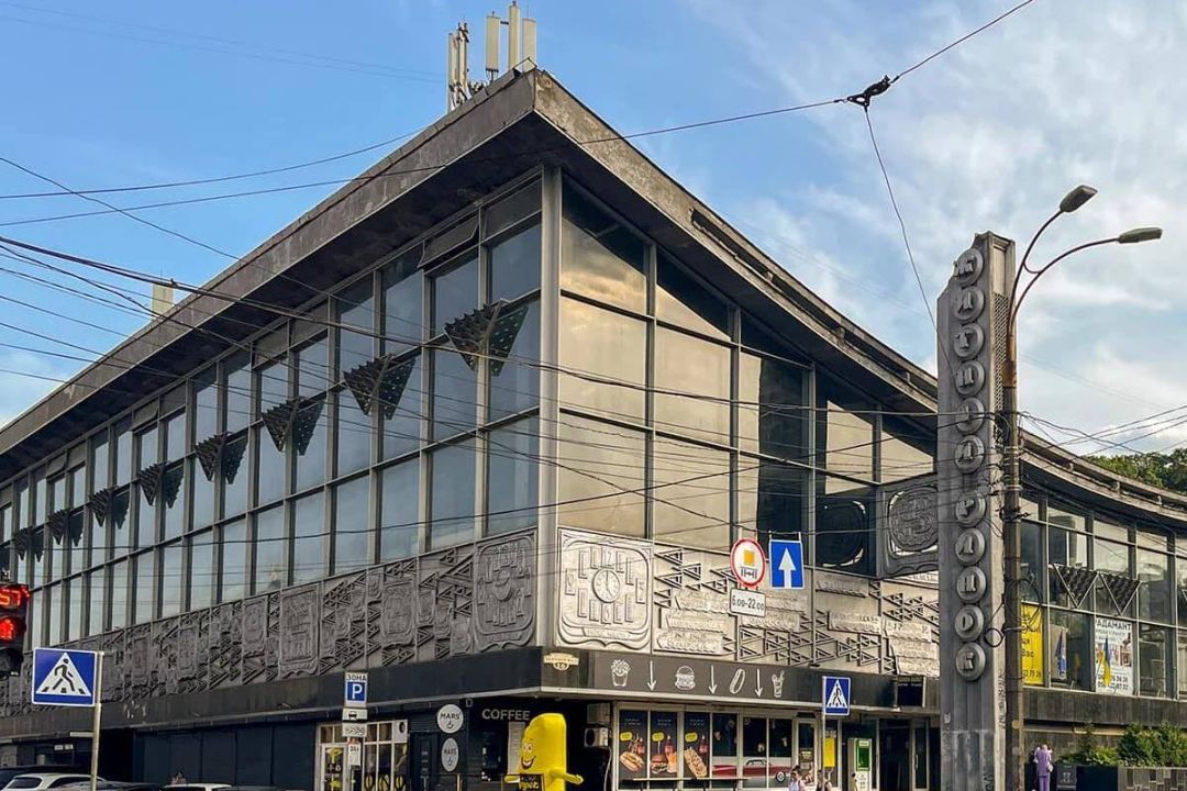 На Житньому ринку почали ремонтувати дах