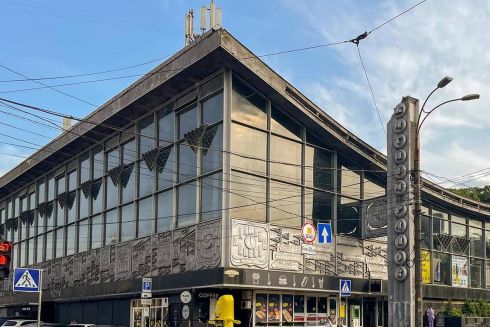 На Житньому ринку почали ремонтувати дах