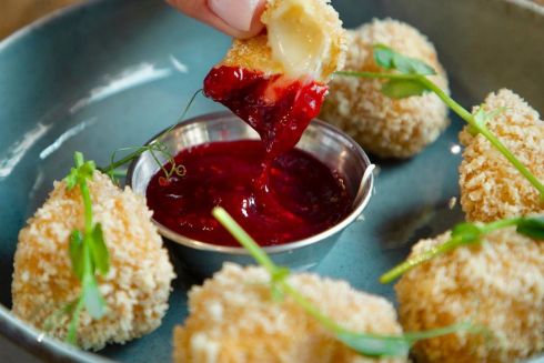 Возле «Дворца Украина» открыли бистро с шаурмой и бургерами 111 Bistro & Bar