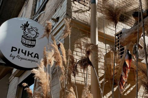 Равлики, коропи та раки: у Києві відкривається новий рибний ресторан "Річка" мережі "Чорноморка"