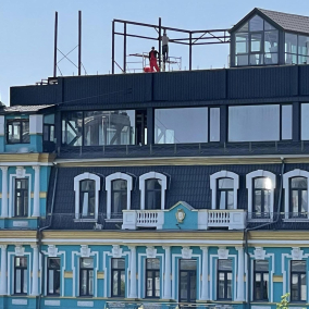 На Володимирській на даху історичного будинку зводять надбудову