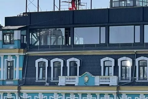 На Владимирской на крыше исторического дома строят надстройку
