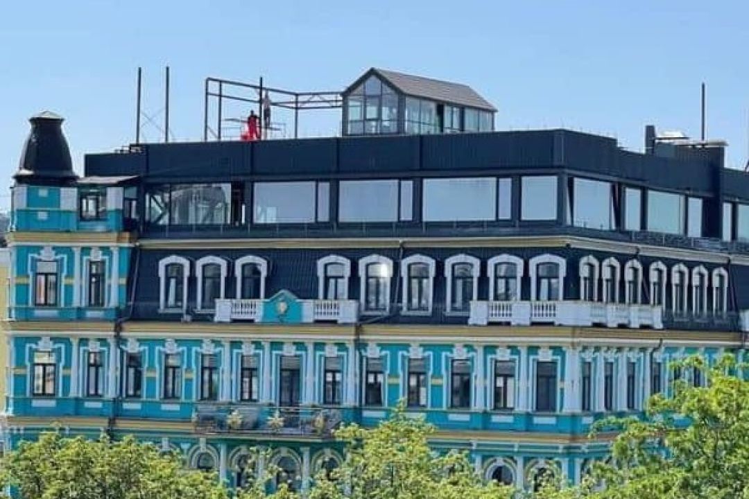 Надстройку на крыше исторического дома на Владимирской обязали демонтировать