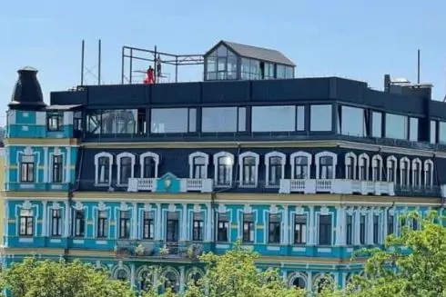 Надстройку на крыше исторического дома на Владимирской обязали демонтировать