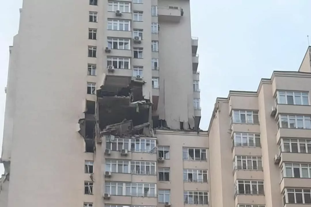 Наслідки нічної атаки на Київ: на Солом'янці пошкоджено багатоповерховий будинок, загинуло 3 людей