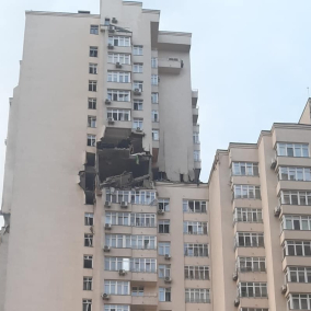 Наслідки нічної атаки на Київ: на Солом'янці пошкоджено багатоповерховий будинок, загинуло 3 людей