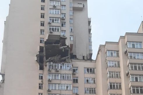 Наслідки нічної атаки на Київ: на Солом'янці пошкоджено багатоповерховий будинок, загинуло 3 людей
