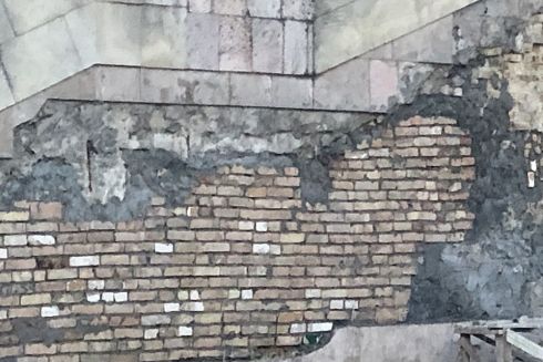 З Палацу культури КПІ почали збивати автентичний облицювальний камінь