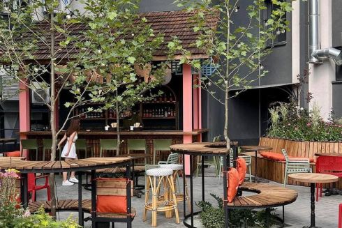 Ресторатор у Дніпрі озеленив бетонний двір і відкрив там бар: фото