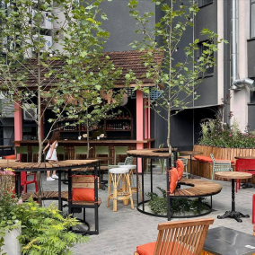 Ресторатор в Днепре озеленил бетонный двор и открыл там бар: фото