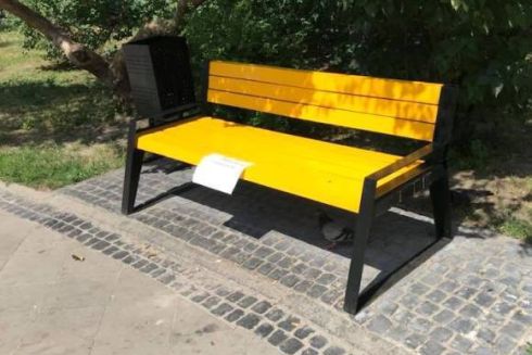 Коммунальщики покрасили дизайнерские лавочки от бюро Славы Балбека