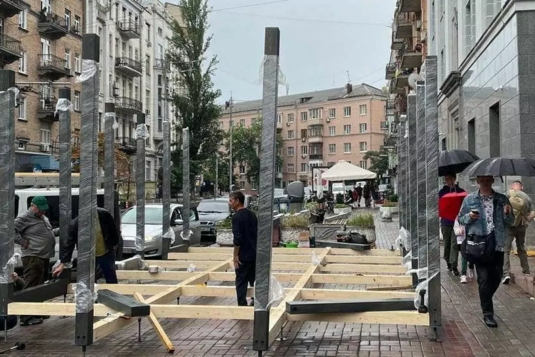 Літній майданчик закладу, який забрав більшу частину тротуару на Шота Руставелі, демонтують
