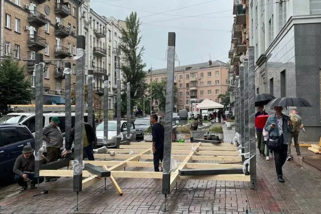 Заведение на Шота Руставели забрало большую часть тротуара под летнюю площадку