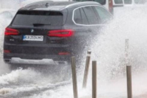 Київ знову накрила негода: затопило вулиці