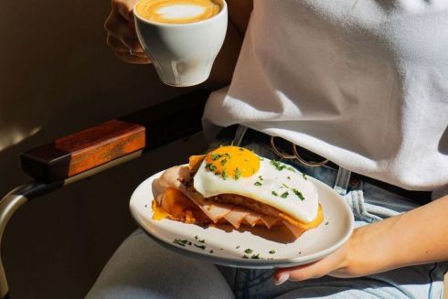 На Позняках открыли Faine Bistro с завтраками, пиццей и ребрышками