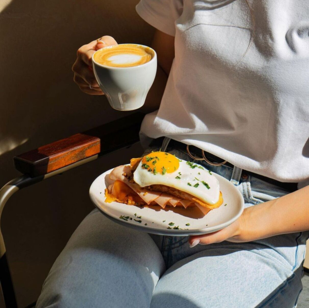 На Позняках відкрили Faine Bistro зі сніданками, піцою та реберцями