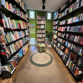 Книги, ивенты, винил: 7 новых книжных магазинов Киева, открывшихся во время войны