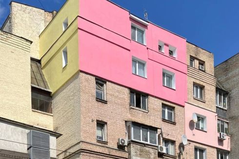 На Подоле в модернистском квартале обшили фасад дома розово-желтым пенопластом