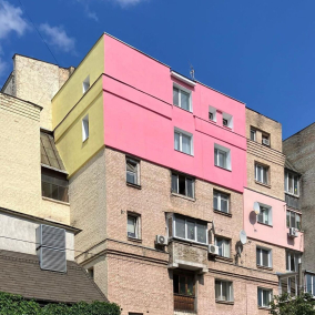 На Подоле в модернистском квартале обшили фасад дома розово-желтым пенопластом