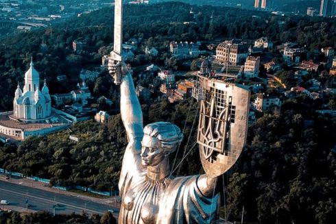 На Батьківщині-матері встановили тризуб