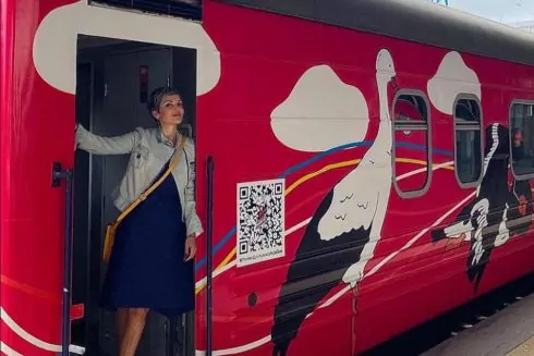 "Укрзалізниця" запустила до польського Хелма потяг із ілюстрацією Олександра Грехова