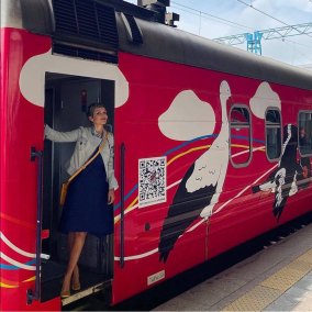 "Укрзализныця" запустила в польский Хелм поезд с иллюстрацией Александра Грехова