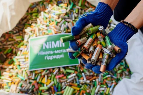 Вперше за 1,5 роки: З України відправили на перероблення до Польщі 42 тонни батарейок