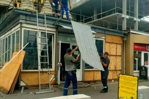 На Дарниці біля "Дитячого світу" демонтують МАФи