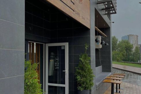 На Дніпровській набережній відкрили кафе-бар Dill зі сніданками, реберцями та коктейлями