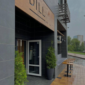 На Дніпровській набережній відкрили кафе-бар Dill зі сніданками, реберцями та коктейлями