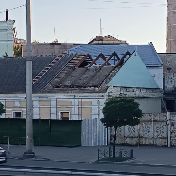 200-летний дом на Подоле, который начали разбирать накануне, признали объектом культурного наследия