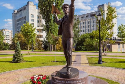 На території КПІ відкрили сквер Авіації та скульптуру авіаторам