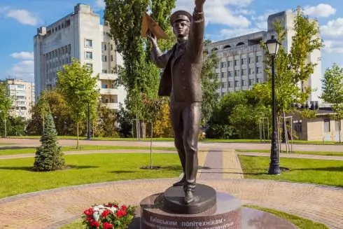 На території КПІ відкрили сквер Авіації та скульптуру авіаторам