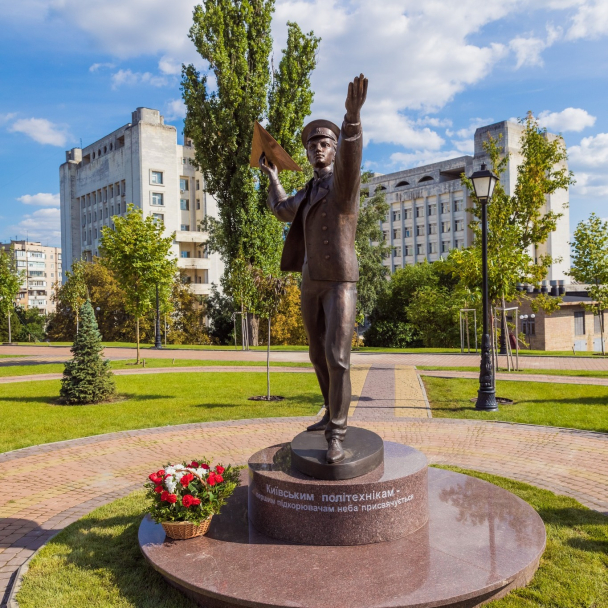 На території КПІ відкрили сквер Авіації та скульптуру авіаторам
