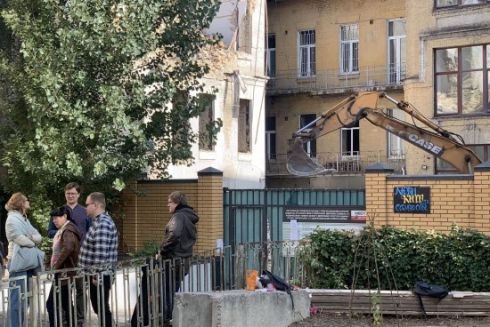 На Рейтарской застройщик хочет вывезти кирпич со стен памятника, который разрушил