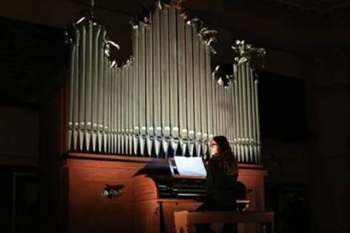 На вокзалі у Львові зазвучав орган із фрагментів російських ракет