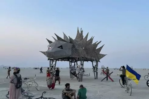 Украинцы установили скульптуру из противотанковых ежей на Burning man. Вот, как она выглядит