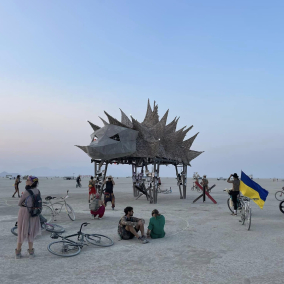 Украинцы установили скульптуру из противотанковых ежей на Burning man. Вот, как она выглядит